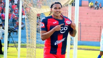 Carlos 'Gullit' Peña encontró en El Salvador una oportunidad para recuperar su nivel futbolístico. (ESPECIAL)