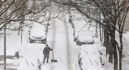 Los estados de Estados Unidos azotados por tormentas invernales que dejaron a millones sin electricidad durante días han cambiado una crisis por otra: las rupturas de cañerías provocadas por las bajas temperaturas han provocado una escasez de agua potable, clausurado aeropuertos y remecido a los hospitales. (ARCHIVO) 
