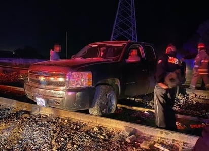 El motor dejó de funcionar justo cuando la camioneta estaba en medio de las vías y el maquinista del tren pitaba en forma insistente al ver a la unidad, al momento de aplicar los frenos. (EL SIGLO DE TORREÓN)