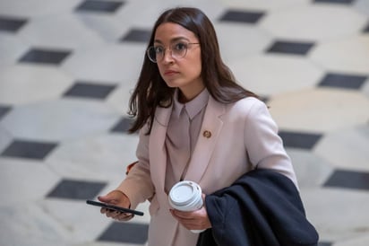 La congresista demócrata estadounidense Alexandria Ocasio-Cortez se mostró este viernes a favor de limitar los poderes de emergencia del gobernador de Nueva York, Andrew Cuomo, y pidió una 'investigación completa' sobre las muertes en los geriátricos de Nueva York durante la pandemia, una cuestión que ha puesto al también demócrata Cuomo entre la espada y la pared. (ESPECIAL)