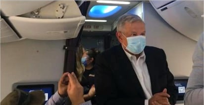 Tras encabezar la ceremonia del Día del Ejército, el presidente Andrés Manuel López Obrador arribó al Aeropuerto Internacional de la Ciudad de México (AICM) para tomar un vuelo comercial rumbo a Hermosillo, Sonora, donde iniciará su gira de trabajo de fin de semana. (ESPECIAL)