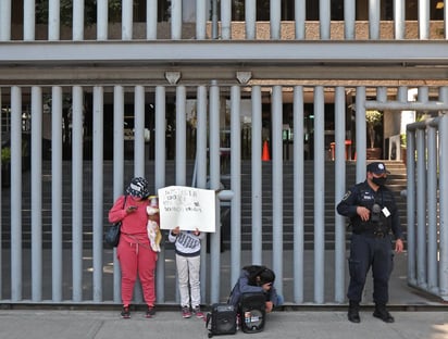 Una activista mexicana se encadenó este viernes fuera de las instalaciones de la Subprocuraduría Especializada en Investigación de Delincuencia Organizada (Seido) para exigir justicia en casos de explotación laboral y violencia sexual infantil, y protección a defensores de derechos humanos. (EFE)