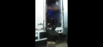 Agentes de la Guardia Nacional y del Instituto Nacional de Migración (INM) de México rescataron este viernes a 235 migrantes centroamericanos que viajaban en las cajas de dos camiones de carga cuando transitaban por carreteras de lo estados de Oaxaca y Veracruz. (TWITTER)