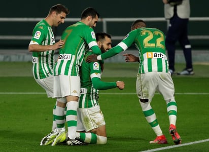 Borja Iglesias dio la victoria al Betis al transformar un penalti en el tramo final de un partido que se le puso muy complicado y que pudo encarrilar antes con otro lanzamiento desde los once metros ejecutado por Sergio Canales y que paró el portero del Getafe David Soria, quien no pudo conseguir pese a su gran actuación que su equipo se llevara al menos un punto del Benito Villamarín (1-0). (ARCHIVO)
