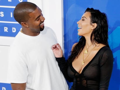 Es oficial. La pareja de la década se divorcia. Tras meses de constantes rumores Kim Kardashian pidió formalmente el divorcio al rapero Kanye West poniendo final así a un matrimonio de seis años entre dos de las estrellas más importantes del siglo. (ARCHIVO)
