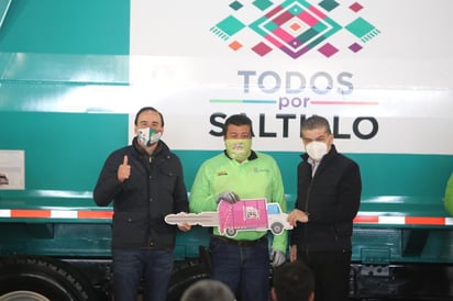 Se realizó la entrega de cuatro camiones recolectores de basura para llegar a las 21 unidades en Saltillo.