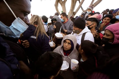 Tras cruzar la frontera, los inmigrantes fueron llevados a la sección de oficinas del puesto fronterizo para tramitar su ingreso.