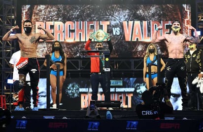 Tanto Miguel Berchelt (i) como Óscar Valdez pararon la báscula en 130 libras, el límite de la división, y se declararon listos para la batalla de esta noche en Las Vegas. (CORTESÍA)