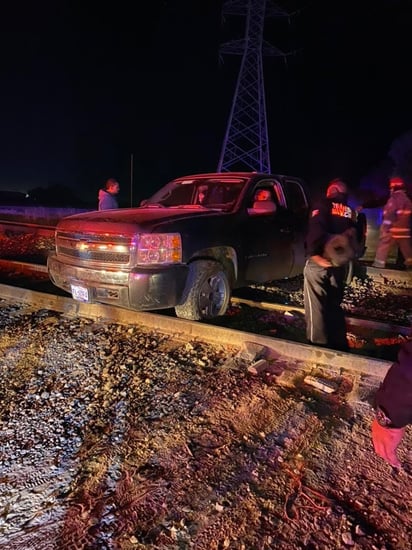 El motor dejó de funcionar justo cuando la camioneta estaba en medio de las vías y el maquinista del tren pitaba.