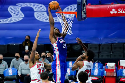 Joel Embiid anotó 50 puntos y bajó 17 rebotes en el triunfo de 76'ers de Filadelfia 112-105 sobre los Bulls de Chicago. (AP)