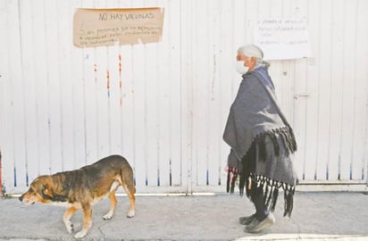 'Siento frustración porque dijeron que me la iban a poner y yo estoy con esa convicción de vacunarme, venía con la esperanza de que me la pusieran, pero desafortunadamente se terminó', comentó la señora Dolores, residente de Cuajimalpa.
(EL UNIVERSAL)