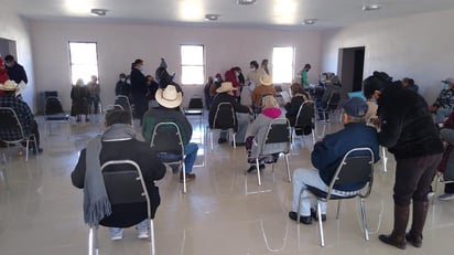 En el acceso al auditorio, además de todas las medidas de sanidad, las autoridades tenían a la mano cubrebocas y guantes, para aquellas personas que acudieron sin dicho aditamentos. (EL SIGLO DE TORREÓN)