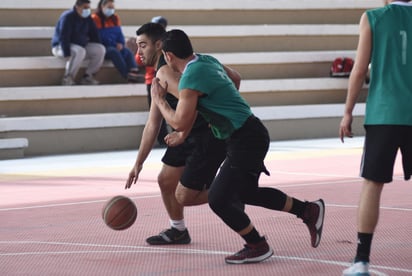 Luego de una jornada cargada de sorpresas en la que cayeron dos invictos, este domingo 21 de febrero se disputa una nueva fecha en la Liga Dominical de Baloncesto, organizada por el Proyecto Laguna Basquet, que presenta ocho juegos en la cancha principal del Parque Fundadores. (ESPECIAL)