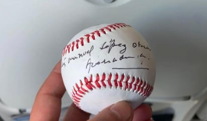 Un sobrecargo del vuelo comercial en el que viajó esta mañana de sábado de Hermosillo, Sonora, a Tijuana, Baja California, le solicitó al presidente Andrés Manuel López Obrador que le autografiara una pelota de béisbol. (ESPECIAL)