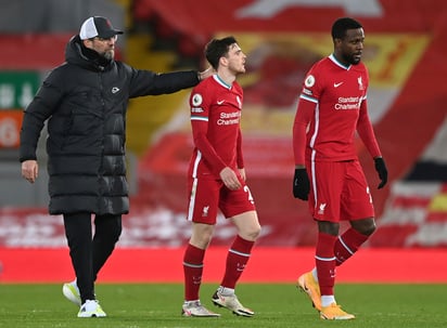 Liverpool sufrió su cuarta derrota consecutiva como local tras caer 2-0 ante Everton, y se alejó a 16 puntos del líder Manchester City.