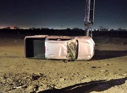 La unidad circulaba a exceso de velocidad y al pasar un bordo, su conductor perdió el control del volante y se salió del camino. (EL SIGLO DE TORREÓN)