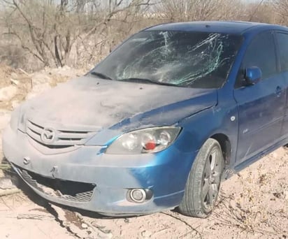 El auto y ambos afectados terminaron en un terreno baldío. (EL SIGLO DE TORREÓN)