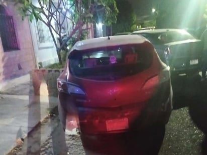 El conductor del automóvil Mazda 3 deberá cubrir los daños materiales ocasionados. (EL SIGLO DE TORREÓN)