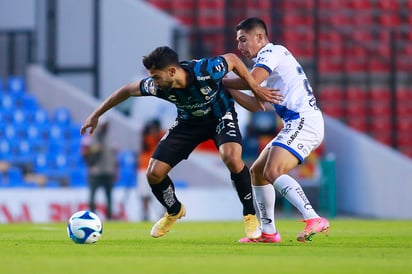 Ya al final del partido, ambos se abrieron de capa, vino el gol de Gallos, pero vino la respuesta de Puebla. Salomónico empate. Querétaro llegó a diez puntos y los camoteros a nueve. (JAM MEDIA) 