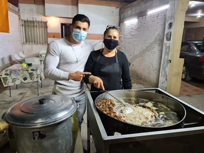 Josué y su madre venden taquitos de tripas los fines de semana. (EL SIGLO DE TORREÓN)