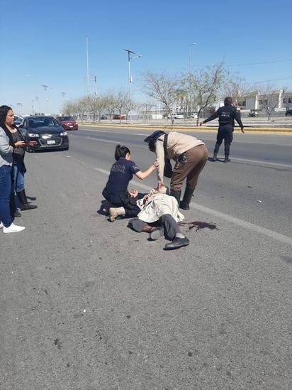 Agentes de tránsito y de la Policía Municipal solicitaron la presencia de una ambulancia. (EL SIGLO DE TORREÓN)