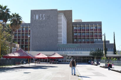 Paramédicos de la Cruz Roja trasladaron al lesionado a la Clínica 16 del IMSS, donde horas después perdió la vida. (EL SIGLO DE TORREÓN)