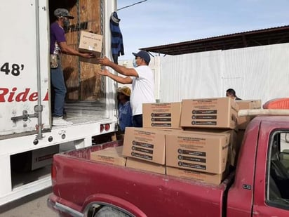 Al menos 1,500 despensas del Gobierno de El Salvador, idénticas a las que repartió esa nación el pasado 23 de diciembre en aquel país, fueron repartidas este 24 de diciembre en México en el municipio de Tlahualilo. (ARCHIVO)