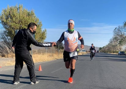 La hidratación fue muy importante para todos durante el recorrido, que representó más de la distancia del medio maratón. (CARRERAS LAGUNA)