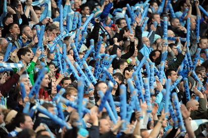 Hasta 10,000 aficionados podrían asistir a los partidos de la Liga Premier en mayo, en el marco de un plan para que las tribunas vuelvan a recibir gente tras el veto derivado de la pandemia del coronavirus. (ARCHIVO)
