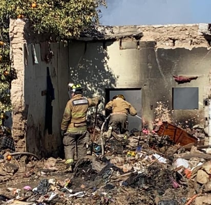 El incendio se registró durante la mañana de este lunes en la esquina de las calles Guerrero y al Marín de la colonia Bellavista.(EL SIGLO COAHUILA)