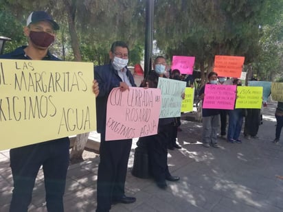 Los inconformes fueron atendidos por el titular de Atención Ciudadana, Eduardo Escobedo. (EL SIGLO DE TORREÓN)