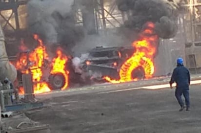 El pasado fin de semana un camión de carga con un contenedor lleno de acero de primera fusión líquido, se incendió después de que parte del material se derramó de la unidad automotriz y provocó el siniestro.