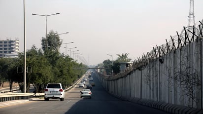 Dos cohetes de tipo Katiusha impactaron este lunes en los alrededores de la embajada de Estados Unidos en Bagdad y un tercero en un barrio cercano sin causar heridos, después de que la semana pasada un ataque similar contra intereses estadounidenses en el norte del país dejara al menos un muerto y varios lesionados. (ARCHIVO) 
