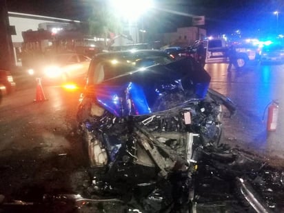 Paramédicos de la Cruz Roja arribaron al lugar para atender al chofer del vehículo sedán, el cual resultó con múltiples golpes en el cuerpo. (EL SIGLO DE TORREÓN)