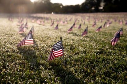 El presidente de Estados Unidos, Joe Biden, ordenará este lunes que las banderas de todos los edificios federales del país, incluida la Casa Blanca, ondeen a media asta durante los próximos cinco días, en señal de luto por las casi 500,000 vidas perdidas debido a la COVID-19. (ARCHIVO) 
