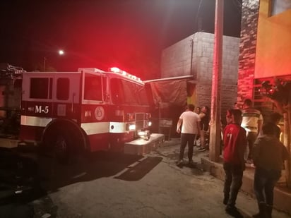 Por espacio de una hora, los bomberos trabajaron en el lugar hasta que lograron sofocar el fuego.