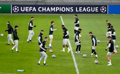 Jugadores del Atlético de Madrid durante su entrenamiento de ayer en Bucarest, Rumania, donde se medirán al Chelsea. (EFE)