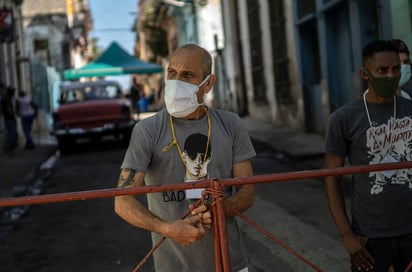 En territorios capitalinos como Habana Vieja y Arroyo Naranjo se produjeron también cierres. (AP) 