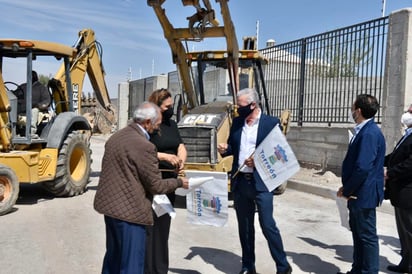 El “banderazo” para arrancar las obras se realizó al mediodía de este martes en el bulevar De los Grandes Pintores del fraccionamiento Puerta de Hierro, estuvo encabezado por el alcalde Jorge Zermeño, funcionarios municipales y hasta representantes vecinales de los alrededores.
(ERICK SOTOMAYOR)