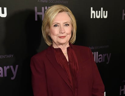 Hillary Rodham Clinton, una de las seguidoras más famosas de las novelas de misterio, ahora escribe una. (AP)