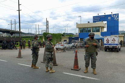 Más de 50 reclusos murieron este martes en una serie de amotinamientos ocurridos en tres prisiones de varias ciudades de Ecuador, confirmó la Policía Nacional en sus redes sociales.
(ARCHIVO)