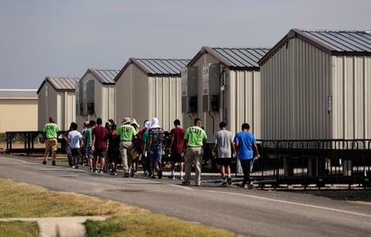 El gobierno del presidente estadounidense Joe Biden ha reabierto una instalación para albergar a hasta 700 adolescentes migrantes luego de que cruzan la frontera entre Estados Unidos y México sin compañía de alguno de sus padres, lo que representa una señal de la creciente preocupación sobre el trato que reciben los menores bajo custodia del gobierno.  (AP)
