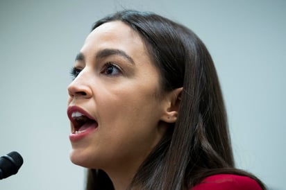 La congresista Alexandria Ocasio-Cortez, voz del ala más progresista del Partido Demócrata, criticó hoy con dureza la apertura de un centro para menores inmigrantes, el primero activado durante la Administración de Joe Biden, quien recriminó durante su campaña presidencial al entonces presidente Donald Trump por la construcción de instalaciones con estos fines. (EFE)
