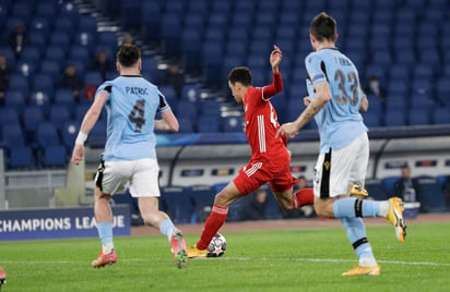 Jamal Musiala dispara para marcar el segundo gol del Bayern Múnich, en la victoria 4-1 sobre la Lazio. (AP)