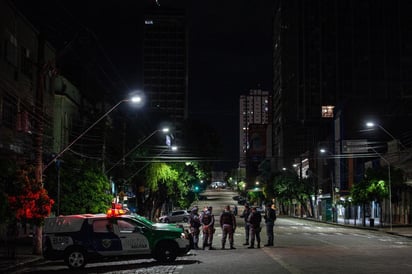 Sao Paulo, el estado más poblado de Brasil y uno de los más golpeados por la pandemia, determinó este miércoles un toque de queda nocturno a partir del próximo viernes para enfrentar la emergencia sanitaria, en medio de un récord en el número de hospitalizaciones por la COVID-19 en toda la región. (ARCHIVO) 
