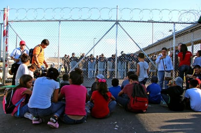 El gobierno estadounidense está tratando de dejar libres a niños migrantes y llevarlos a sus familiares en el país debido a que las instalaciones para su cuidado a largo plazo están casi llenas. (ARCHIVO) 