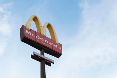 Como en todos los restaurantes, McDonalds sufrió caída de ventas por la pandemia del COVID-19 en 2020, cerró 16 restaurantes y frenó su plan de crecimiento en México; sin embargo, a pesar de ello conservó a la plantilla de empleados y mantiene el lanzamiento de productos, expuso el director de comunicación corporativa división Caribe y Latinoamérica de Arcos Dorados, Félix Ramírez. (Especial) 