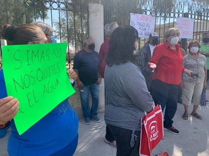 Afirmaron que han tenido contacto ya con la Gerencia Técnica del Simas Torreón días atrás, pero ante la falta de solución decidieron realizar la protesta pacífica en su propia colonia. (ERICK SOTOMAYOR)