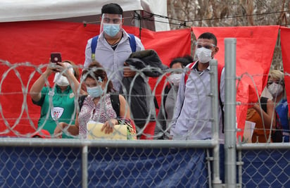 Los primeros migrantes que llevaban meses varados en la frontera norte de México cruzaron este jueves a territorio estadounidense para que una corte revisara su solicitud de asilo tras la cancelación del programa impulsado por el expresidente Donald Trump que les obligaba a permanecer en territorio mexicano. (EFE)