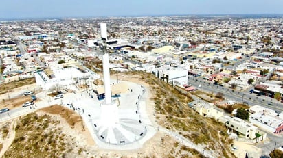 El monumental Cristo de la Bartola, la escultura de acero de Jesús más grande de América Latina, fue inaugurado este jueves por el gobernador Miguel Ángel Riquelme, el alcalde Jesús Alfredo Paredes y autoridades estatales y municipales. (SERGIO A. RODRÍGUEZ)